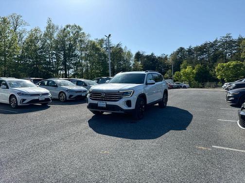 White Pearl 2026 Volkswagen Atlas 2.0T SE w/Technology 4MOTION