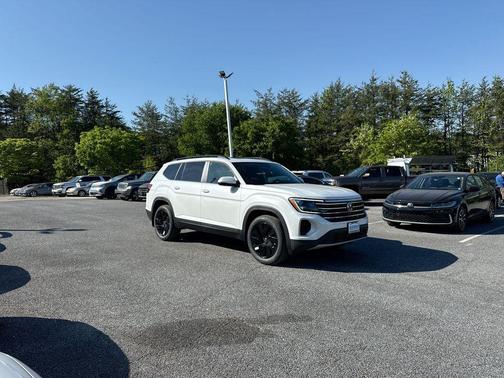 White Pearl 2026 Volkswagen Atlas 2.0T SE w/Technology 4MOTION