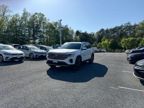 White Pearl 2026 Volkswagen Atlas 2.0T SE w/Technology 4MOTION