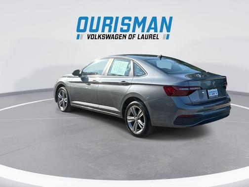 Platinum Gray Metallic 2024 Volkswagen Jetta 1.5T SE
