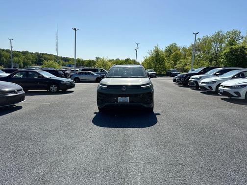 Avocado Green w/Deep Black Roof 2026 Volkswagen Tiguan 2.0T SE R-Line Black