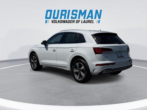 Glacier White Metallic 2024 Audi Q5 40 Premium