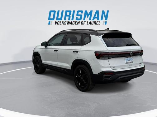 Pure White w/Deep Black Roof 2026 Volkswagen Taos SE Black