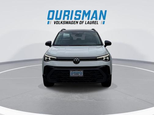Pure White w/Deep Black Roof 2026 Volkswagen Taos SE Black