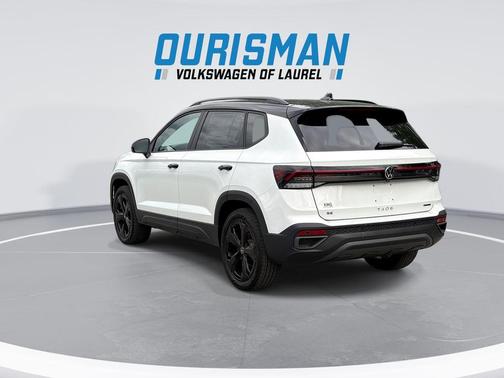 Pure White w/Deep Black Roof 2026 Volkswagen Taos SE Black