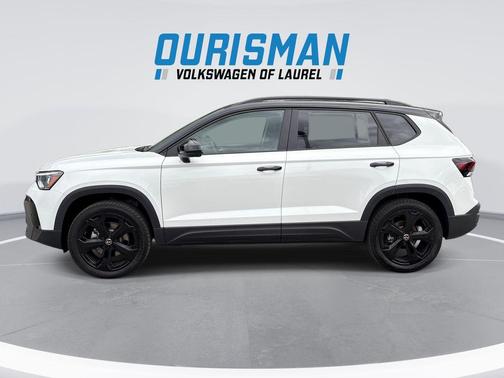 Pure White w/Deep Black Roof 2026 Volkswagen Taos SE Black