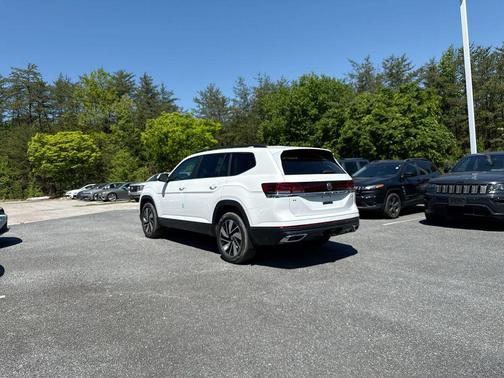 White Pearl 2026 Volkswagen Atlas 2.0T SE w/Technology 4MOTION