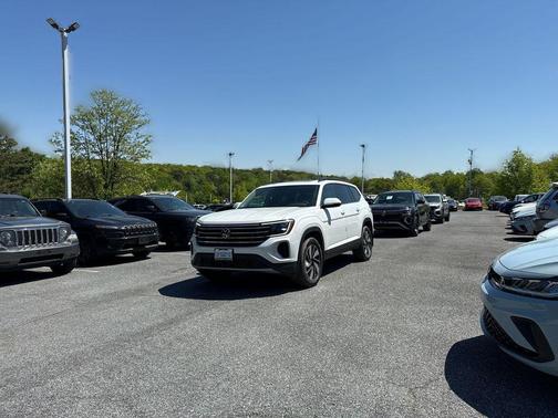 White Pearl 2026 Volkswagen Atlas 2.0T SE w/Technology 4MOTION