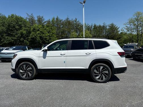 White Pearl 2026 Volkswagen Atlas 2.0T SE w/Technology 4MOTION