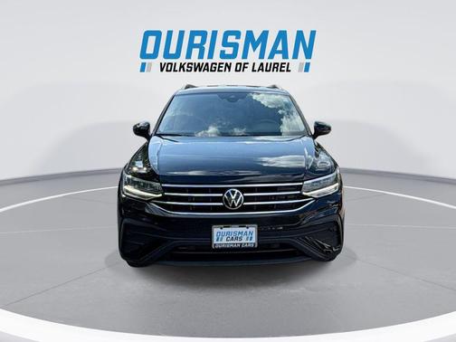 Deep Black Pearl 2024 Volkswagen Tiguan 2.0T SE 4MOTION