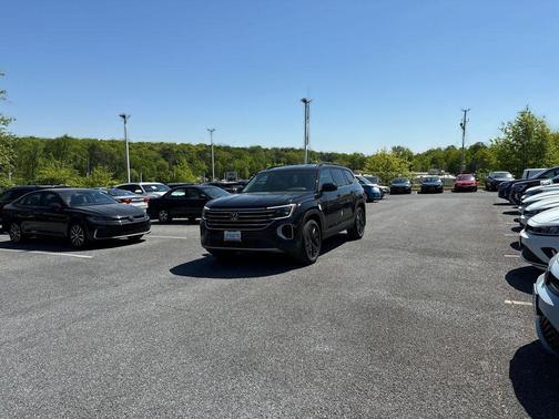 Deep Black Pearl 2026 Volkswagen Atlas 2.0T SE w/Technology 4MOTION
