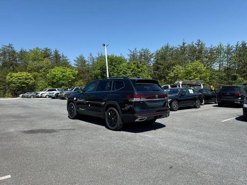 Deep Black Pearl 2026 Volkswagen Atlas 2.0T SE w/Technology 4MOTION