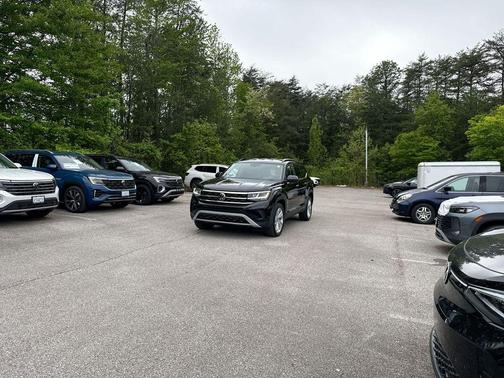 Deep Black 2023 Volkswagen Atlas 3.6L SE w/Technology