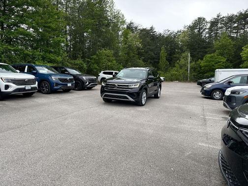 Deep Black 2023 Volkswagen Atlas 3.6L SE w/Technology