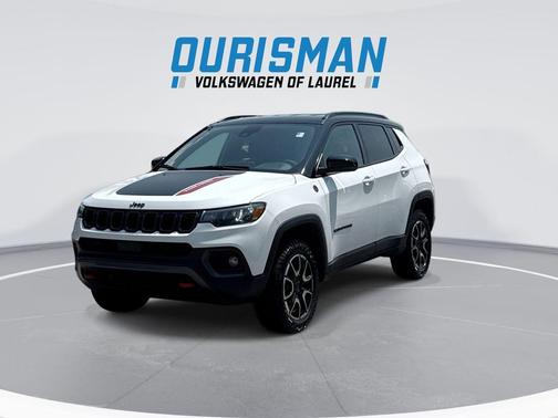 Bright White Clearcoat 2025 Jeep Compass Trailhawk
