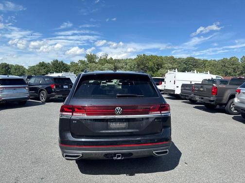 Deep Black Pearl 2024 Volkswagen Atlas 2.0T SE w/Technology 4MOTION