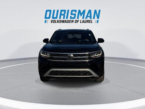 Deep Black Pearl 2022 Volkswagen Atlas Cross Sport 3.6L V6 SE w/Technology
