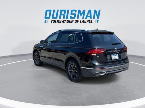 Deep Black Pearl 2022 Volkswagen Tiguan 2.0T SE