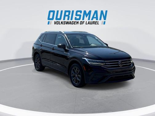 Deep Black Pearl 2022 Volkswagen Tiguan 2.0T SE