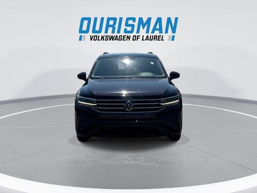 Deep Black Pearl 2022 Volkswagen Tiguan 2.0T SE