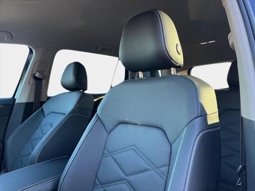 2025 Volkswagen Atlas 2.0T SE w/Technology 4MOTION