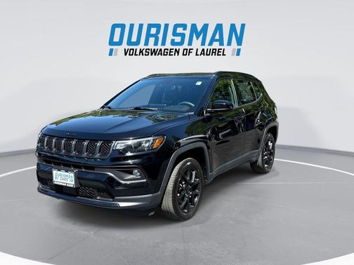 Diamond Black Crystal Pearlcoat 2023 Jeep Compass Latitude