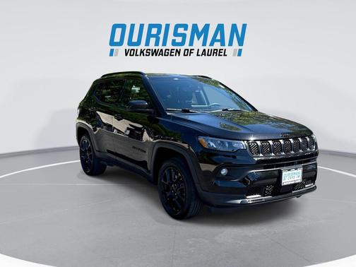 Diamond Black Crystal Pearlcoat 2023 Jeep Compass Latitude