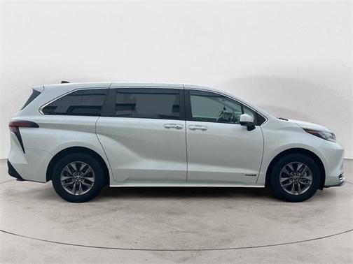 2021 Toyota Sienna XLE
