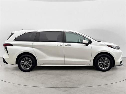 2021 Toyota Sienna XLE