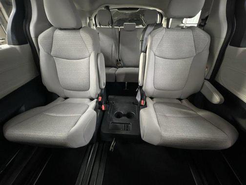 2022 Toyota Sienna LE