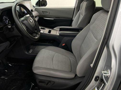 2022 Toyota Sienna LE