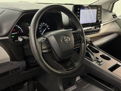 2022 Toyota Sienna LE