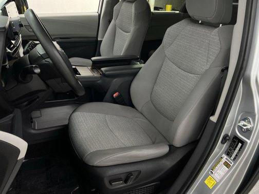 2022 Toyota Sienna LE