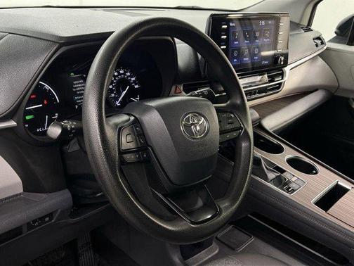 2022 Toyota Sienna LE