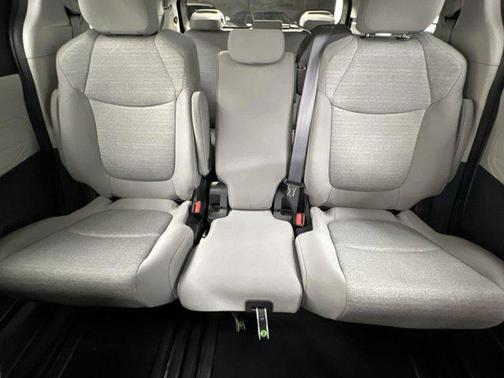 2022 Toyota Sienna LE