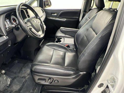 2020 Toyota Sienna SE