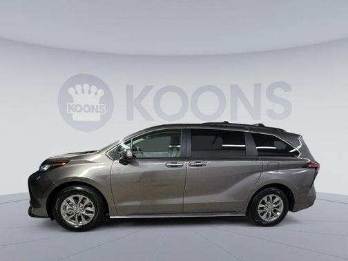 2022 Toyota Sienna XLE 8 Passenger