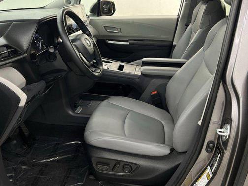 2022 Toyota Sienna XLE 8 Passenger