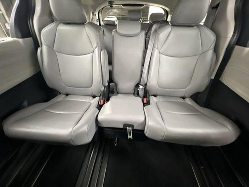 2022 Toyota Sienna XLE 8 Passenger