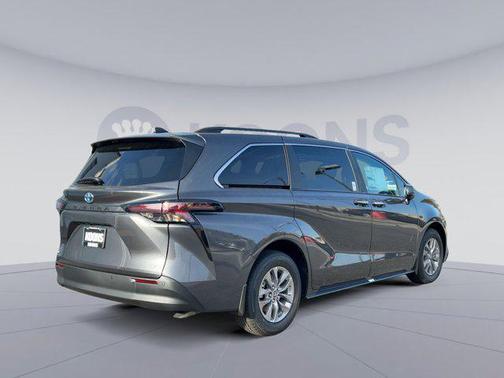 2025 Toyota Sienna XLE