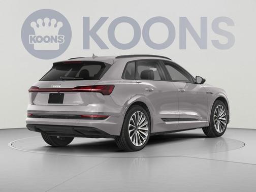 Florett Silver Metallic 2023 Audi e-tron Premium quattro