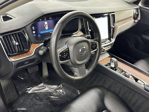 2024 Volvo S60 B5 Plus Dark Theme