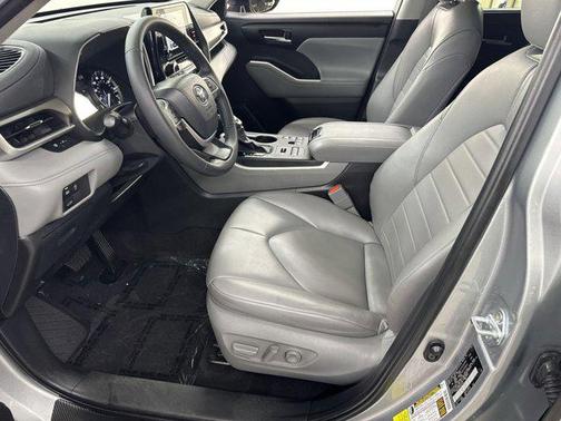 Celestial Silver Metallic 2024 Toyota Highlander XLE