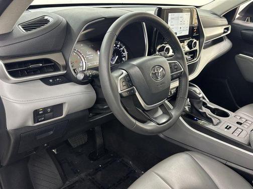 Celestial Silver Metallic 2024 Toyota Highlander XLE