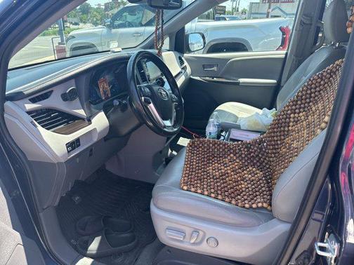 2020 Toyota Sienna XLE