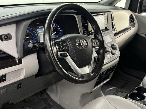 2020 Toyota Sienna XLE