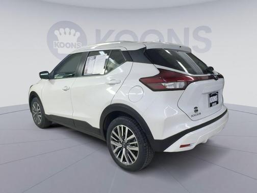Aspen White Tricoat 2024 Nissan Kicks SV