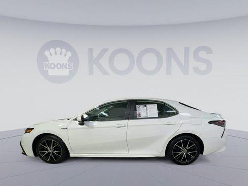 Super White 2021 Toyota Camry SE