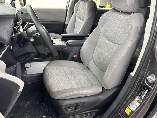 2023 Toyota Sienna LE