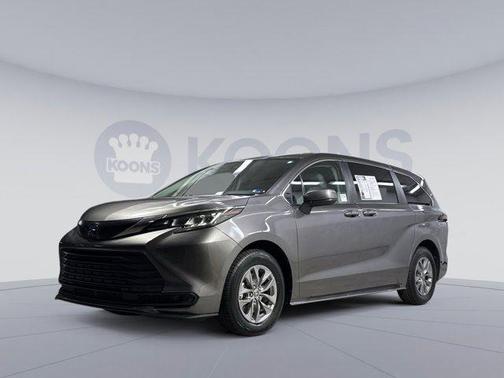 2023 Toyota Sienna LE